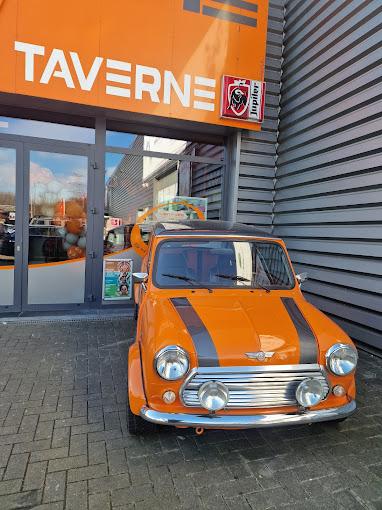 Mini orange devant la Taverne Le 31
